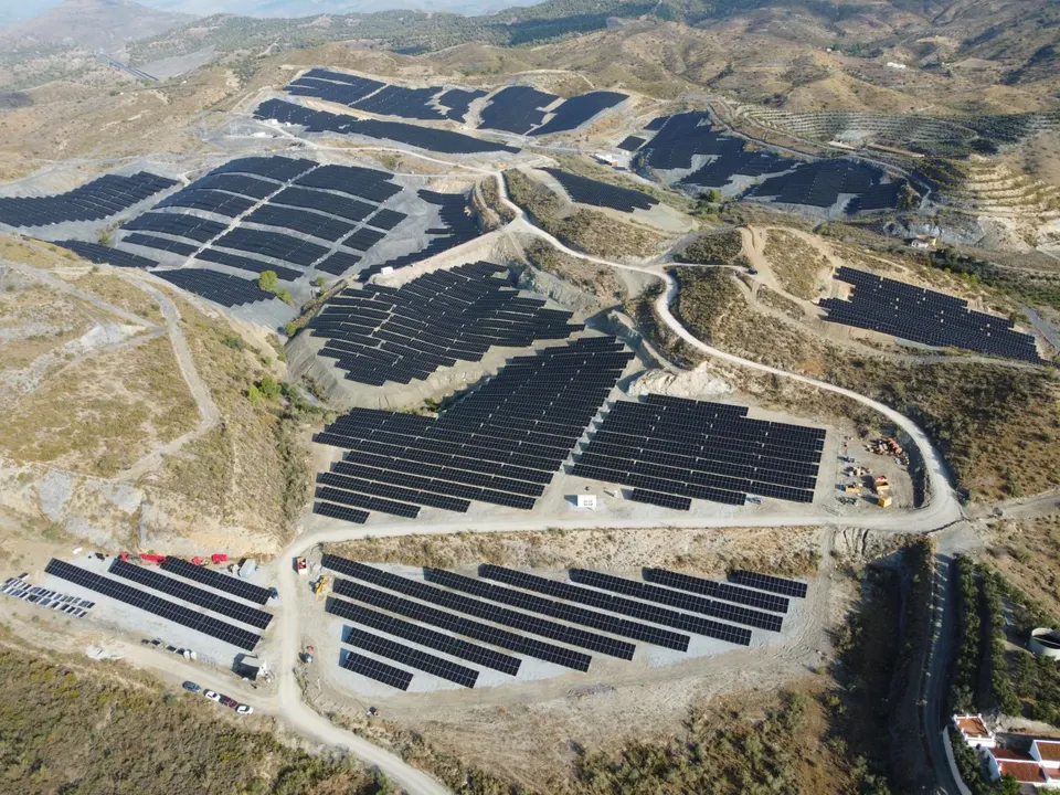 Parque solar de gran escala construido por AngoSolar
